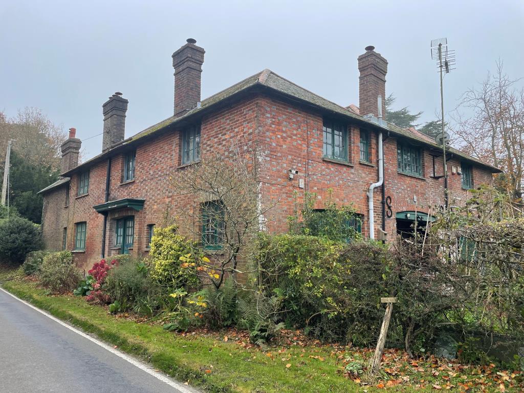 Lot: 24 - PART-POSSESSION INVESTMENT WITH POTENTIAL PRODUCING £20,820 PER ANNUM - View of cottages from road